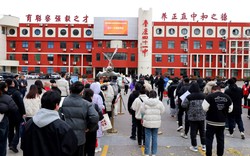 Sắp diễn ra cuộc "đại chiến" tại nền kinh tế lớn thứ 2 thế giới: Kỷ lục 3,7 triệu người cạnh tranh giành "bát cơm sắt", tỷ lệ 1 chọi gần 100, ôn thi bất kể ngày đêm