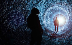 Bí ẩn du hành thời gian: Từ lời tiên tri của John Titor đến bữa tiệc không người đến của Stephen Hawking