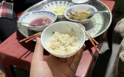 Gạo cứu trợ của mạnh thường quân khiến người nhận "quan ngại"