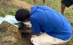 Nghe thấy tiếng khóc trong bụi rậm, người dân lại kiểm tra thì sốc nặng