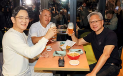 Dấu hiệu bong bóng AI sắp nổ tung: Chỉ cần CEO Nvidia đi ăn gà rán, cổ phiếu quán bán gà ngay lập tức bốc đầu tăng 20%