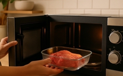 Rã đông thịt bằng lò vi sóng thế nào là đúng cách?