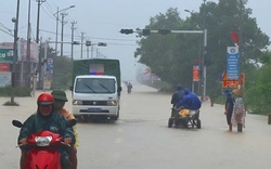 Biển nước bao vây xã Lệ Thủy, người dân hối hả chạy lũ