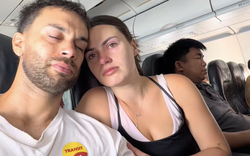 2 khách Tây ôm nhau khóc trên máy bay rời Việt Nam vì lý do đầy xúc động