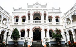 Dinh thự Vua Mèo khoác áo mới sau trùng tu, lộng lẫy giữa cao nguyên trắng