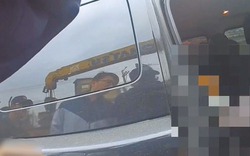 Ngửi thấy mùi hôi phía sau ô tô, tài xế quay đầu lại xem thì sốc nặng