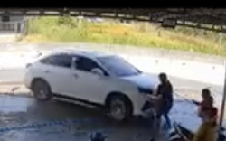 Em trai lái ô tô đâm vào nhà chị ruột, tông tử vong em mình