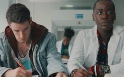 Xem phim Sex Education, tôi đã làm một hành động dũng cảm: Lần đầu tiên, tôi xin lỗi con gái trước mặt cả nhà