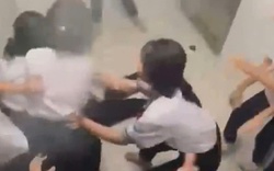 Nữ sinh bị nhóm bạn tát, đạp và quăng quật trong nhà vệ sinh trường học