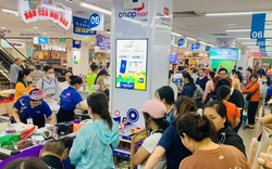 Hàng hóa liên tục được đưa về miền Trung hỗ trợ người dân ứng phó bão số 13