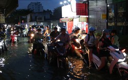 TP HCM: Nhiều người chật vật dắt xe máy về nhà khi triều cường vượt mức lịch sử