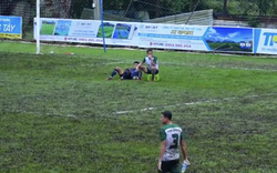 Trọng tài thay đổi quyết định thổi phạt, cầu thủ mang ghế vào sân ngồi phản đối khiến tất cả ngỡ ngàng