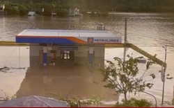 Nhà cửa, đường phố tan hoang sau bão số 13 Kalmaegi