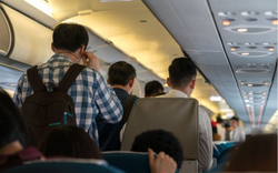 Ngủ suốt chuyến bay 14 tiếng, người đàn ông mắt tổn thương nặng khi vừa hạ cánh