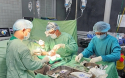 Bị chém đứt lìa hai bàn tay sau cuộc ẩu đả với hàng xóm, người đàn ông 40 tuổi nguy kịch được cấp cứu khẩn