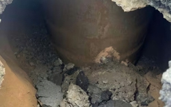 Chiếc hố sâu 2,5 mét xuất hiện, người dân 1 phường ở TP HCM liền cảnh báo khẩn cấp