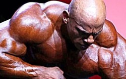 Quái vật thể hình nặng 155 kg, nhìn khối cơ bắp dày đặc, lưng dày như tường thành khiến tất cả sững sờ