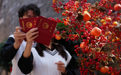 Đám cưới kiểu mới ở Trung Quốc: Trong quán bar, ga tàu và giữa đỉnh núi tuyết