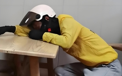 "Năm đầu tiên sau khi tốt nghiệp, tôi đi làm shipper, mệt đến mức khóc hết cả đêm"