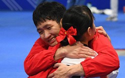 Trai tài gái giỏi Taekwondo Việt Nam ôm nhau bật khóc, vỡ oà cảm xúc khi thắng Thái Lan ở bán kết SEA Games 33