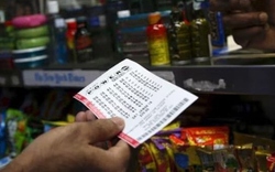 Trúng số độc đắc gần 4,4 tỷ đồng, cả gia đình sợ hãi bỏ trốn