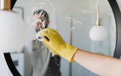 Người đàn ông suýt mất mạng chỉ vì 1 sai lầm khi dọn dẹp nhà vệ sinh