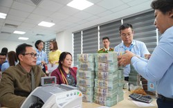 Người dân khu "đất kim cương" cạnh hồ Hoàn Kiếm nhận tiền đền bù dự án quảng trường