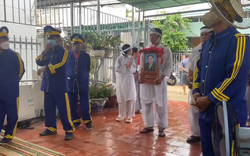 "Khi tôi thắp nhang cho anh Thương Tín, vừa cắm cây nhang xuống thì bóng đèn bên phải nổ, tắt luôn"