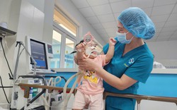 Bị bố mẹ bỏ rơi từ lúc 4 tháng tuổi, em bé mắc bệnh não trở thành "con gái" của 24 y bác sĩ BV Sản Nhi tỉnh Quảng Ngãi