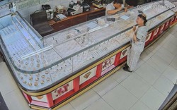 Trộm vàng của chủ, giấu trong bồn xả nước, nữ giúp việc thách thức công an "không đủ chứng cứ"