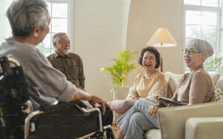 Vừa đón bố mẹ hai bên về ở chung nhà, 1 cảnh tượng trong đêm đã khiến vợ chồng tôi vội “quay xe”: “Không thể sống thế này được”