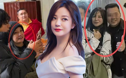 Triệu Vy giờ khổ đến vậy sao: Ăn quán vỉa hè, mặt mũi sưng húp