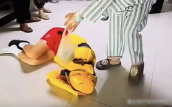 Giao nhầm đơn, shipper nằm khóc lăn lộn trên sàn nhưng dân mạng lại chỉ trích khách đặt đồ ăn