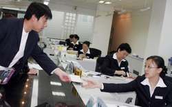 Cho bạn chiến hữu vay 70 triệu đồng, rồi mất liên lạc, 10 năm sau đi huỷ thẻ thì được thông báo: tài khoản có hơn 140 triệu đồng