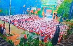 Ô tô lao xuyên qua cổng trường, đâm trúng học sinh đang đứng chào cờ