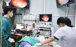 Phát hiện ổ giun bám ở đại tràng từ thói quen nhiều người mê