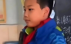 Phát hiện ký tự khó hiểu trên áo con trai, mẹ tra hỏi rồi bật khóc nức nở: Con tôi mới 9 tuổi nhưng quá bản lĩnh!
