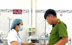 Bé gái sơ sinh bị vùi trong cát đã bú được sữa