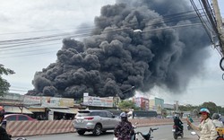 Cháy lớn tại công ty sản xuất mút xốp ở TP.HCM, cột khói cao cả trăm mét