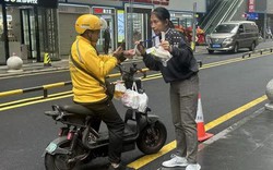 Gần 2h sáng nhận được tin nhắn của anh shipper, đọc nội dung không dám tức giận mà hoàn toàn lặng người