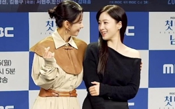 “Rắn độc Hwayoung” và mỹ nhân T-ara cực tình cảm, nhìn nhau đắm đuối ngay trên sân khấu sự kiện