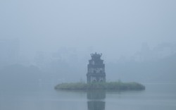 Sáng thứ Bảy, Hà Nội khác lạ khi hứng trọn combo sương mù, ô nhiễm, mưa lạnh