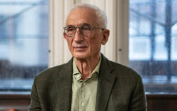 Cụ ông bị lừa chuyển khoản 2,2 tỷ đồng sau khi tải một ứng dụng