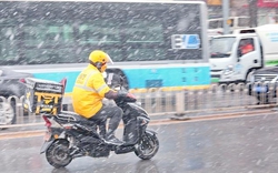 Đi 10km trong mưa để giao một đơn hàng, shipper tuyên bố 1 câu khiến ai cũng thấm