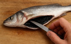 Lớp màng đen trong bụng cá có nên ăn hay phải cạo bỏ?