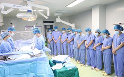 Nhân viên y tế cúi đầu tri ân người hiến tạng