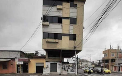 Xiêu vẹo đến khó tin, tòa nhà 4 tầng này đã trải qua 8 trận động đất mạnh suốt hơn 30 năm vẫn không sụp đổ