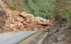 VIDEO: Sạt lở đất đá nghiêm trọng trên quốc lộ, 3 người nghi bị vùi lấp