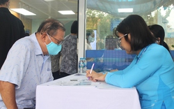 Người dân bị thu phí khi mua BHYT, BHXH TPHCM nói gì?