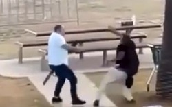 CLIP: Khoảnh khắc người dân tay không tước vũ khí của kẻ xả súng ở Úc